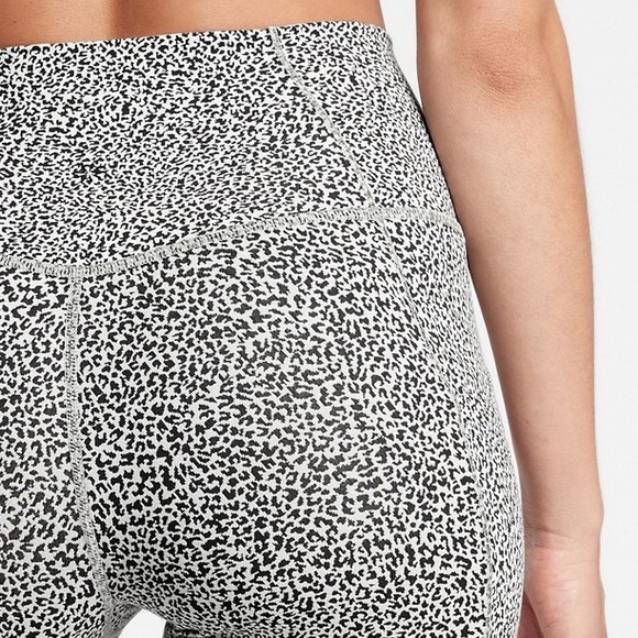 🩷ATHLETA SALUTATION STASH POCKET TEXTURED BLACK 7/8 TIGHTS LEGGINGS SIZE SMALL - Picture 4 of 10